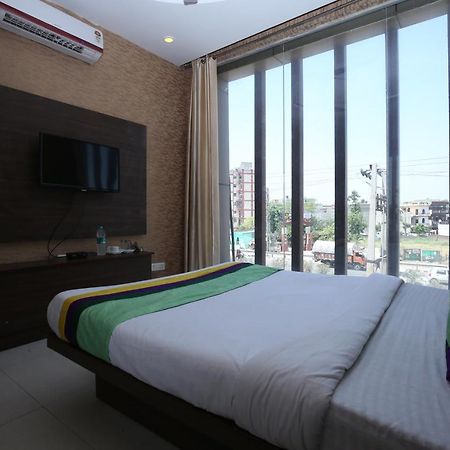 Hotel Pearl Grand & Banquet Zirakpur Экстерьер фото