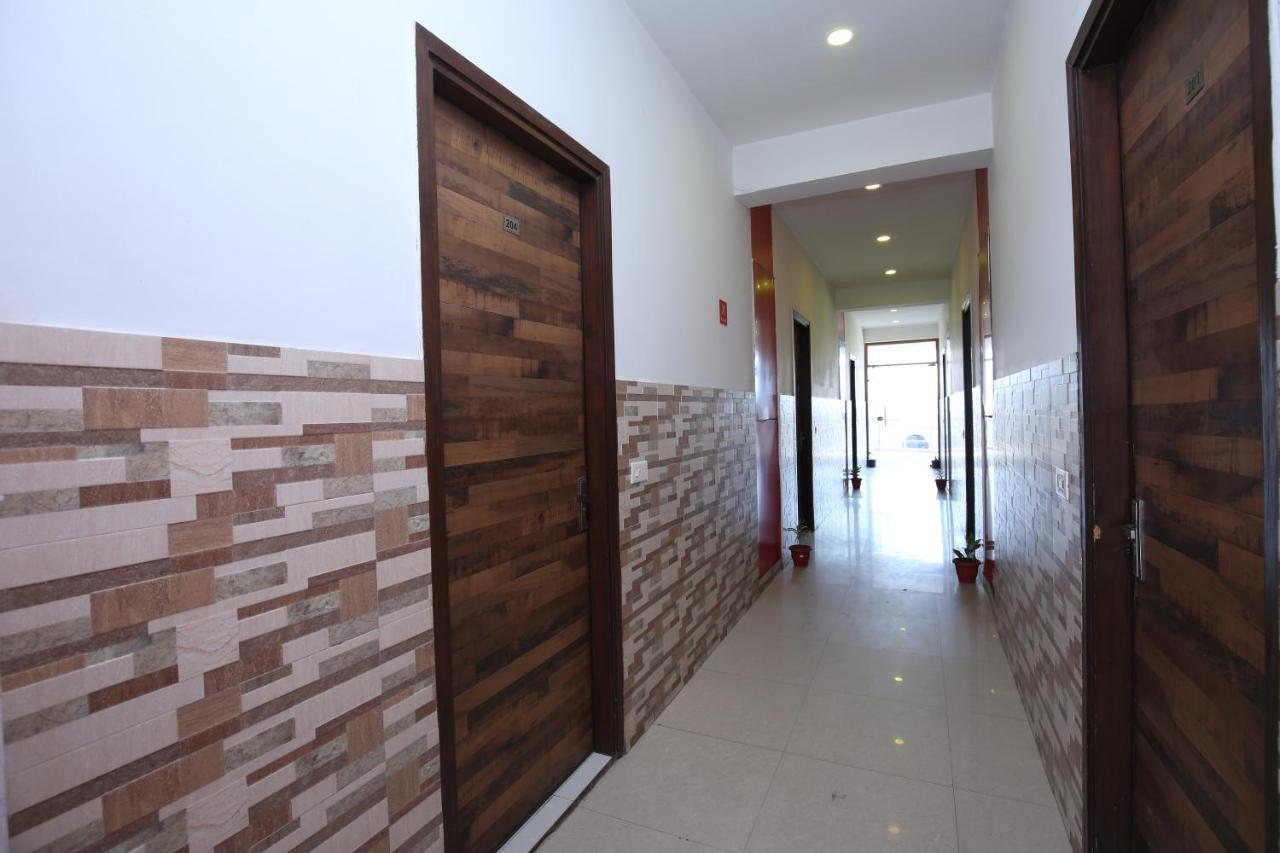 Hotel Pearl Grand & Banquet Zirakpur Экстерьер фото