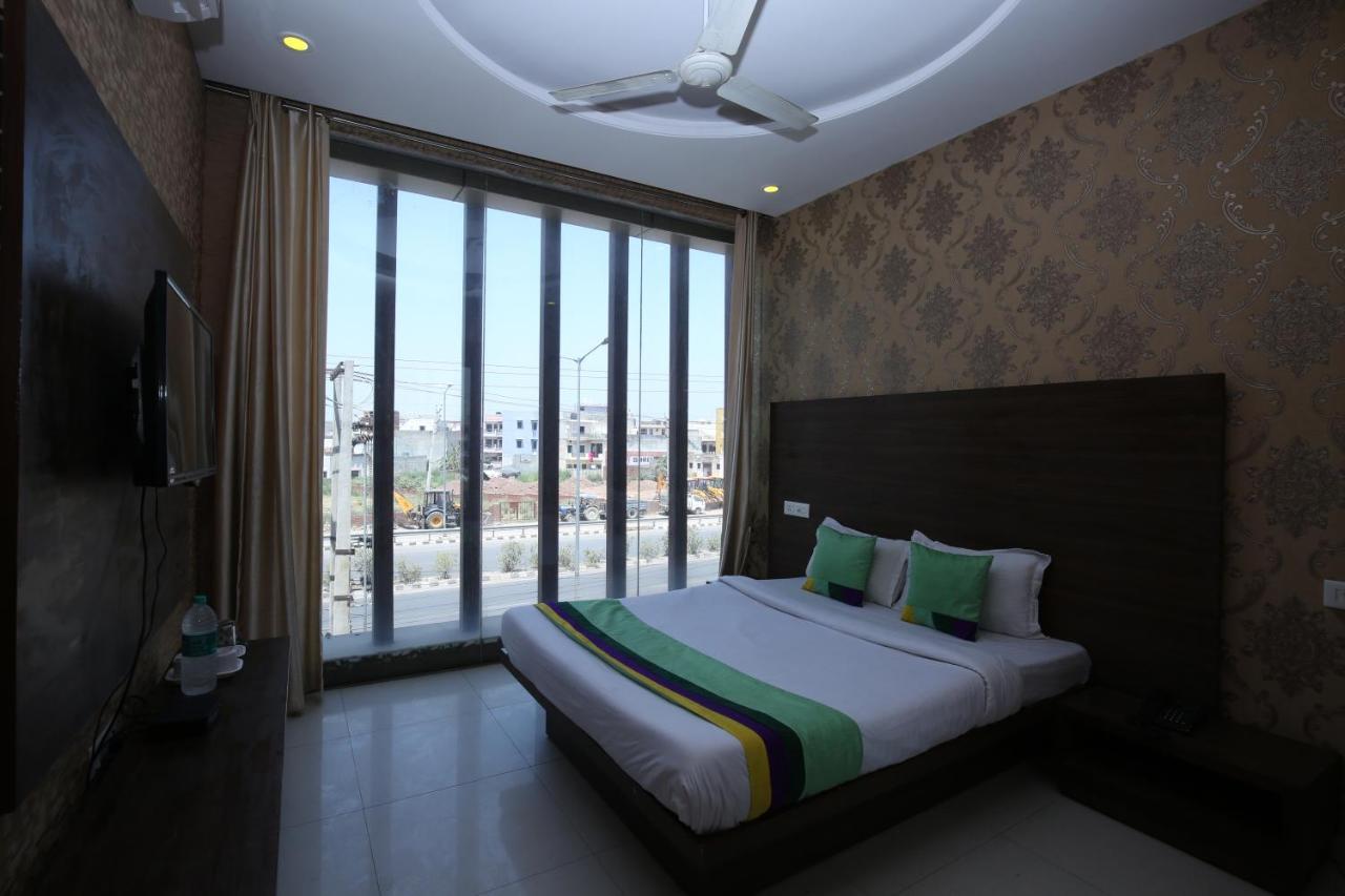Hotel Pearl Grand & Banquet Zirakpur Экстерьер фото