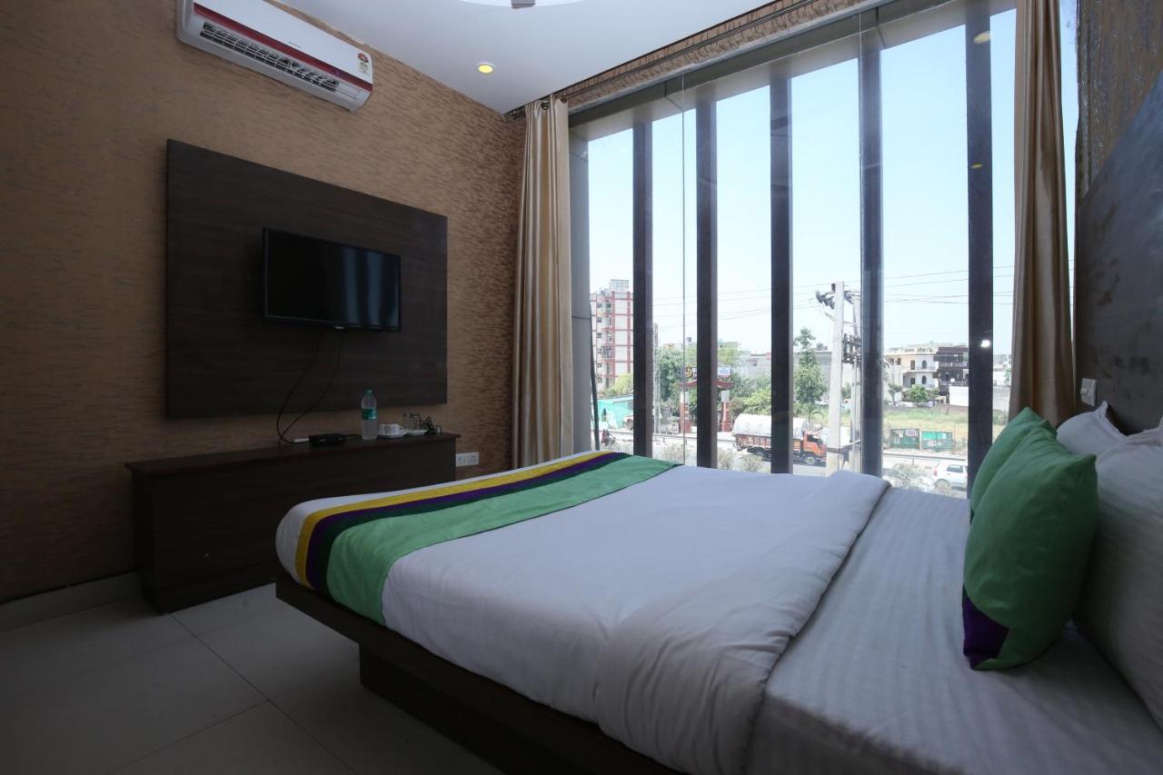 Hotel Pearl Grand & Banquet Zirakpur Экстерьер фото