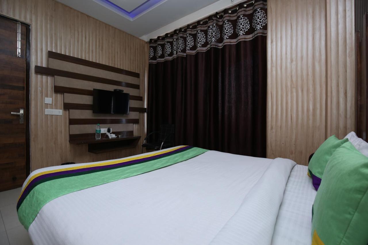 Hotel Pearl Grand & Banquet Zirakpur Экстерьер фото